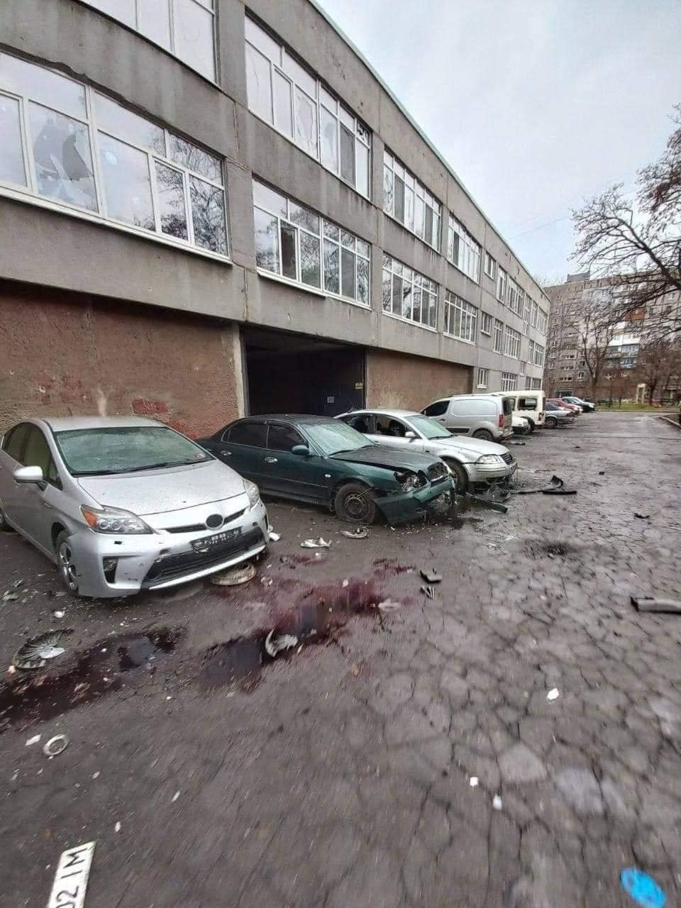 Carros destruídos durante ataque da Rússia em Mariupol  (Foto: Facebook/Маріупольська міська рада/Câmara Municipal de Mariupol)