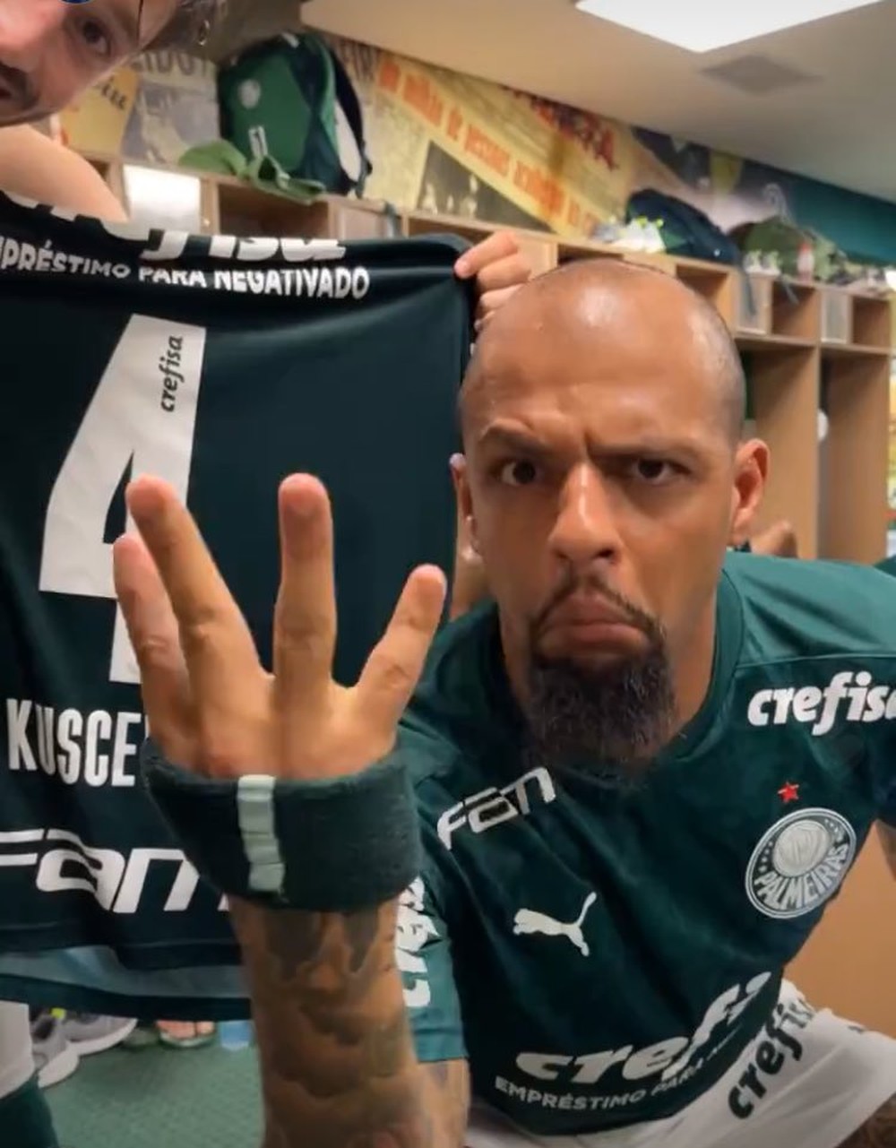 Felipe Melo puxa música após goleada do Palmeiras no Corinthians: 