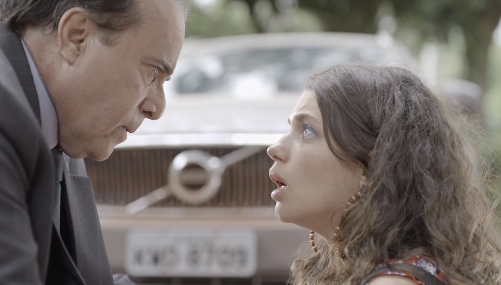 Lourdes Maria (Bruna Linzmeyer) vai se esconder no carro de Olavo (Tony Ramos) e eles têm momento quente  — Foto: TV Globo