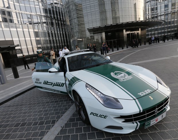 G1 - Após Lamborghini, polícia de Dubai exibe Ferrari para patrulhar as  ruas - notícias em Planeta Bizarro