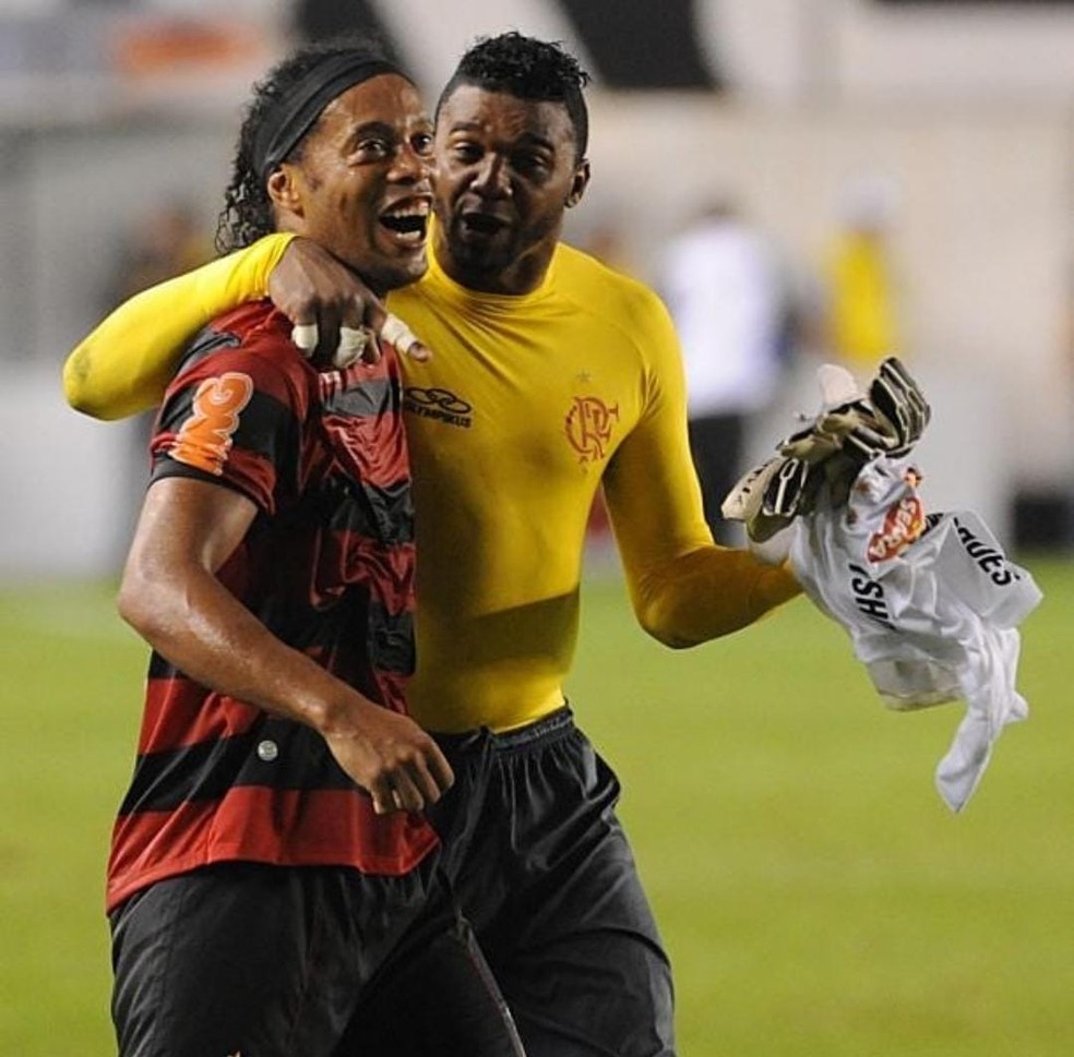 Felipe e Ronaldinho Gaúcho festejam a vitória histórica do Flamengo sobre o Santos, por 5 a 4, na Vila Belmiro — Foto: Wander Roberto