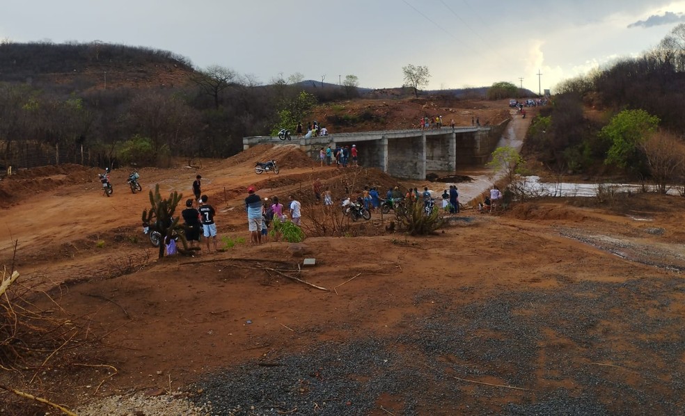 Chuva fez transbordar o Rio Guaribas e a água cobriu uma passagem molhada na zona rural de São Luís do Piauí — Foto: Reprodução