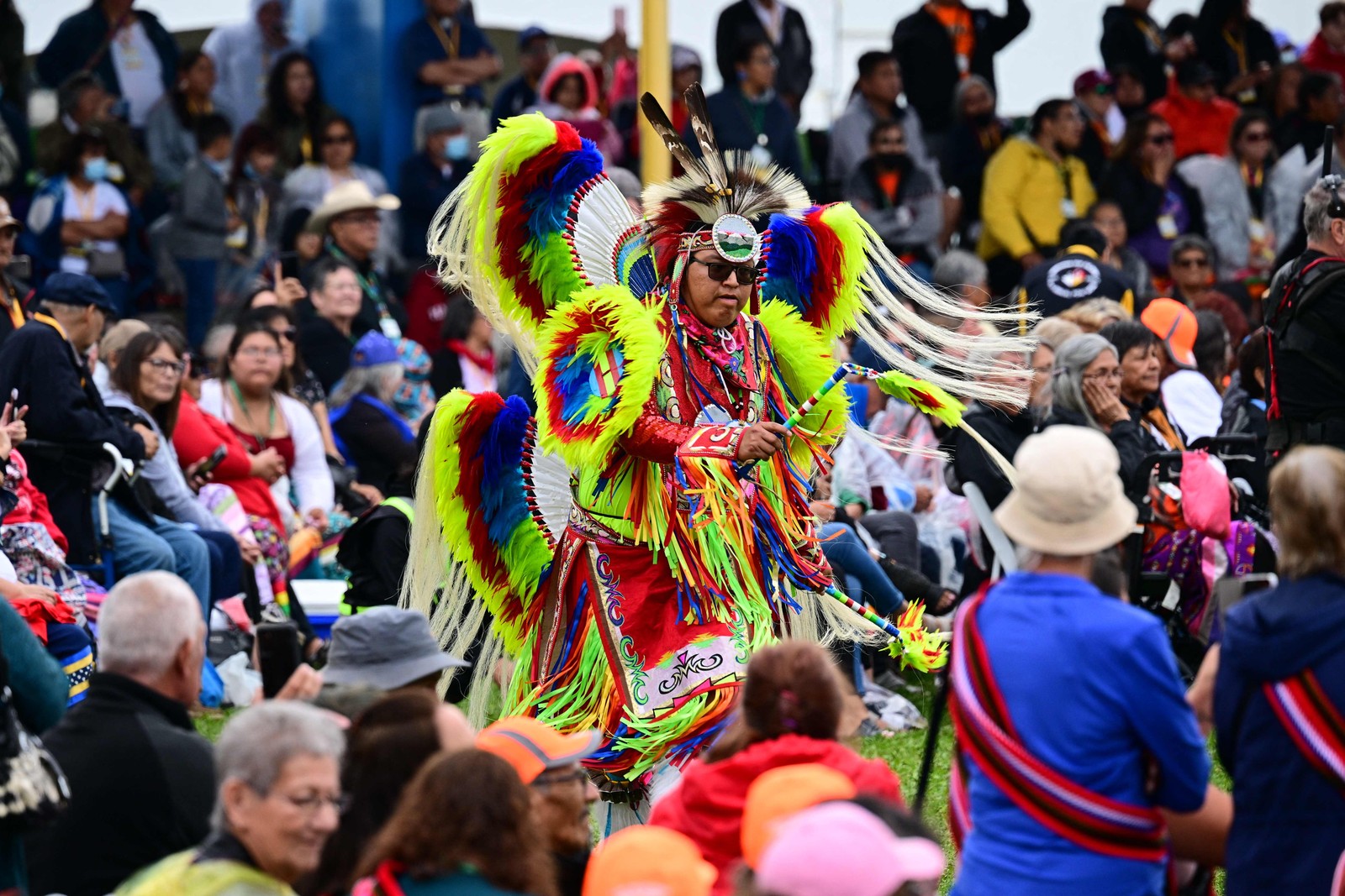 Membro da comunidade indígena dança antes de uma reunião com o Papa Francisco no Parque Muskwa, em Maskwacis, ao sul de Edmonton — Foto: Vincenzo PINTO / AFP