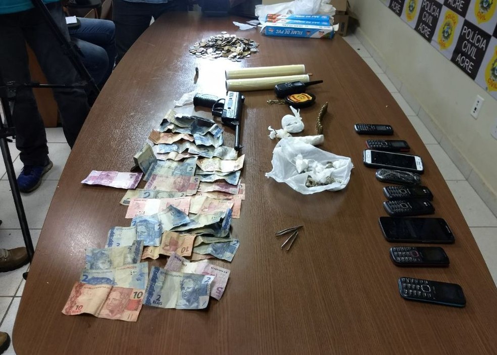 Armas, droga, celulares e dinheiro foram apreendidos durante operação em Rio Branco  (Foto: Aline Nascimento/G1)
