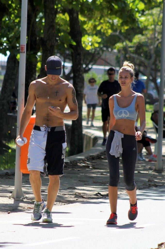 Yasmin Brunet mostra cinturinha em caminhada pelo Rio de ...