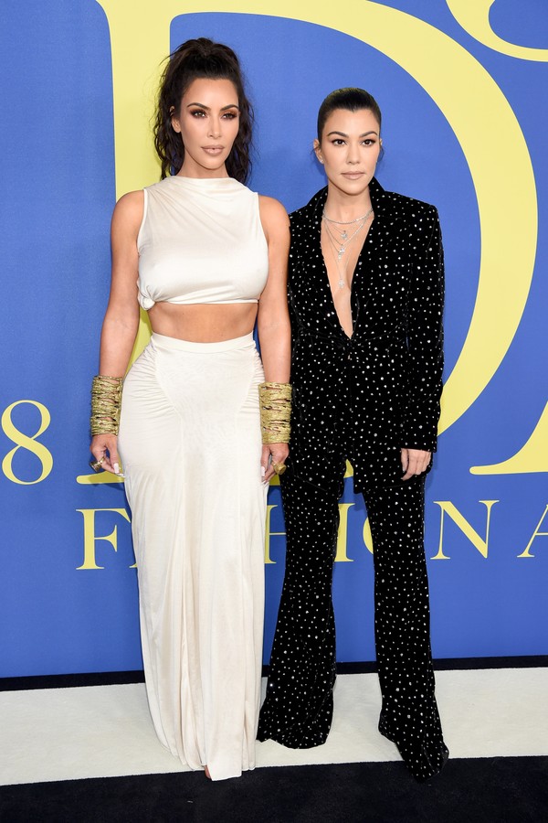 NEW YORK, NY - JUNE 04:  Kim Kardashian West and Kourtney Kardashian attend the 2018 CFDA Fashion Awards at Brooklyn Museum on June 4, 2018 in New York City.  (Photo by Dimitrios Kambouris/Getty Images) (Foto: Getty Images)