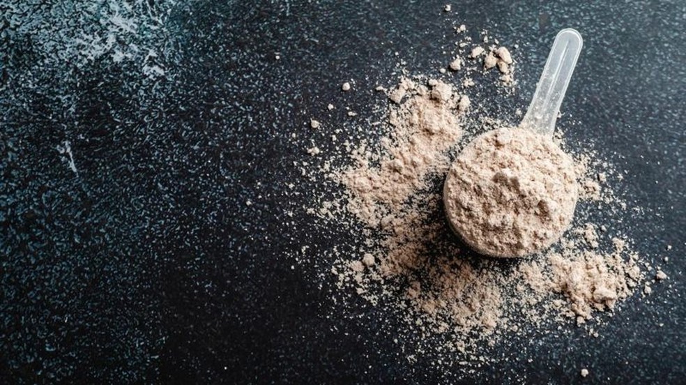 Muitas pessoas consomem suplementos de prote&iacute;na em p&oacute;, mas quantos de n&oacute;s realmente precisamos da suplementa&ccedil;&atilde;o? &mdash; Foto: Getty Images/via BBC