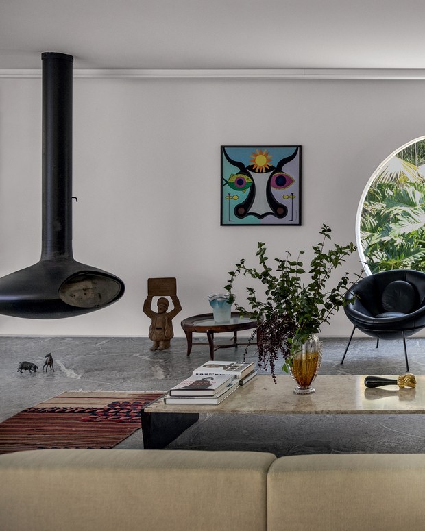Décor do dia: sala em casa projetada por Oscar Niemeyer tem janela circular e peças assinadas (Foto: Ruy Teixeira)
