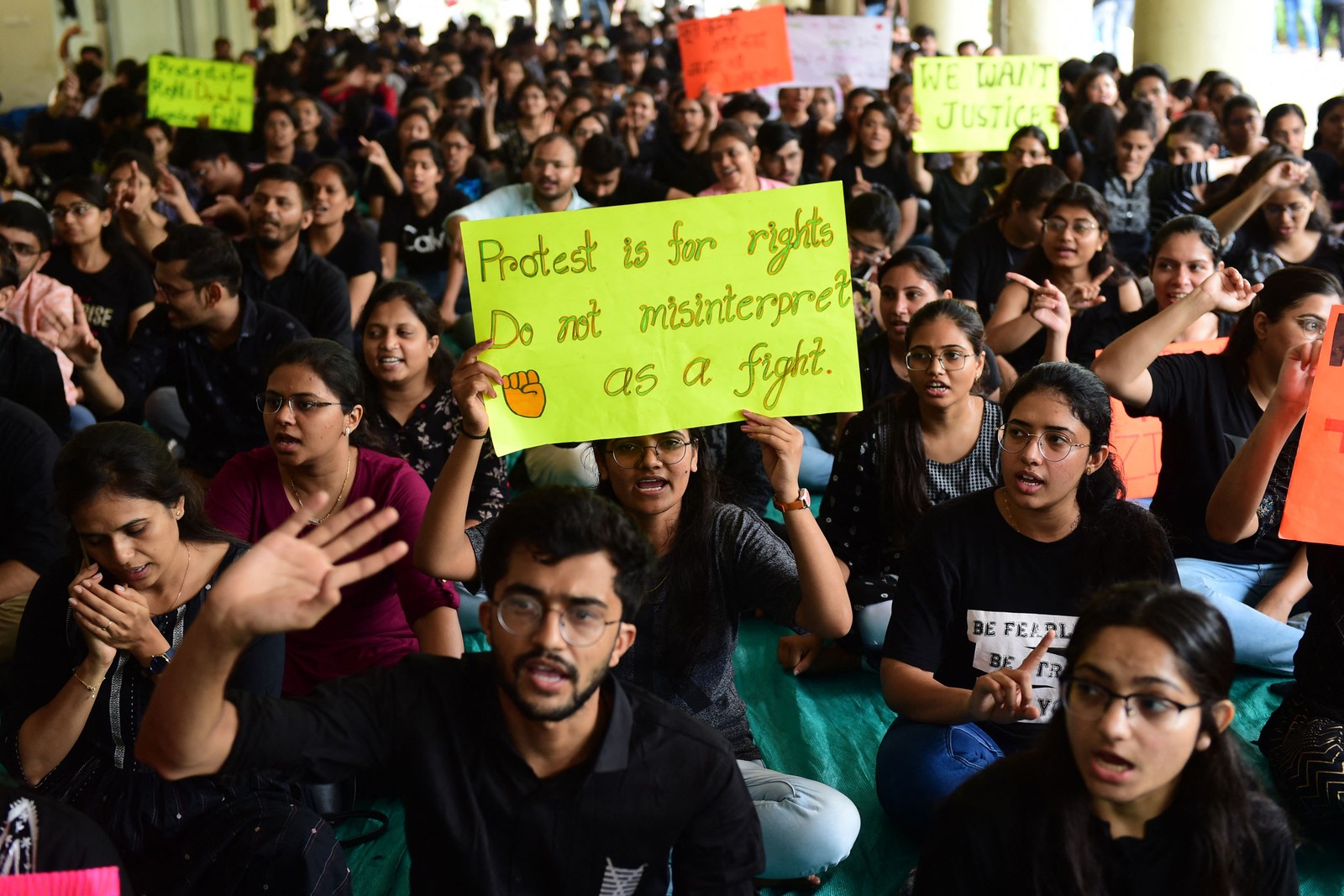 Médicos residentes protestam no campus do hospital civil em Ahmedabad, Índia — Foto: SAM PANTHAKY / AFP