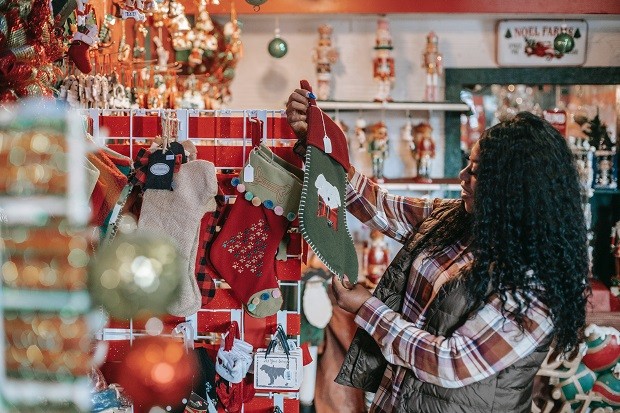 Cliente faz compras de Natal (Foto: Any Lane / Pexels)