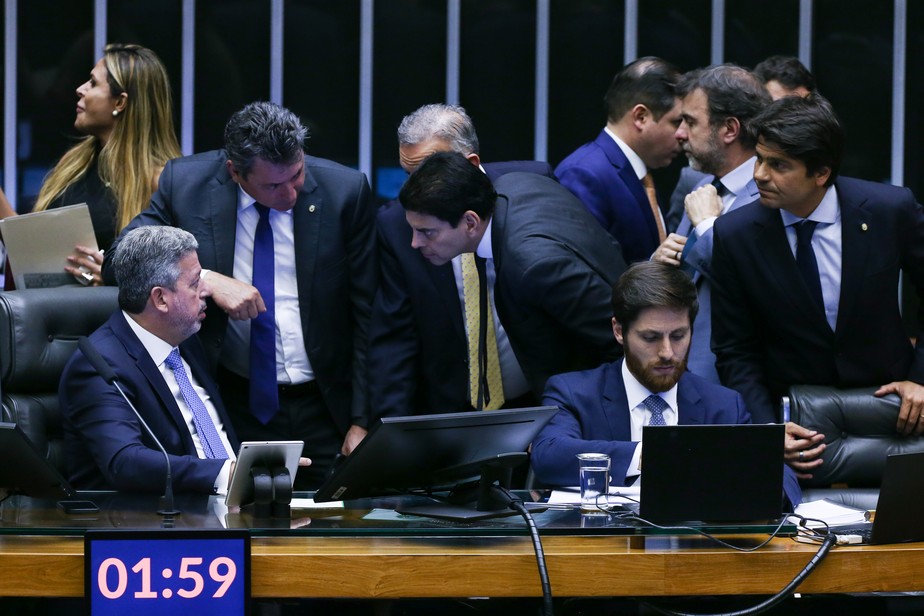 Lira e Cajado conversam durante sessão de votação do projeto do novo marco fiscal