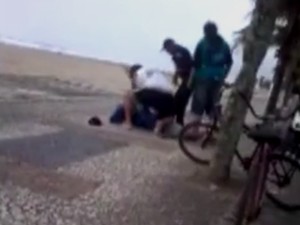 Homem imobiliza assaltantes em Praia Grande (Foto: Reprodução/G1)