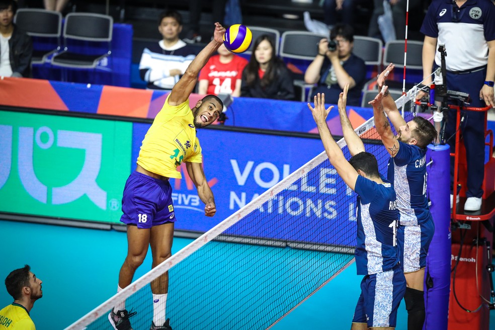 Lucarelli sobe muito para fazer ataque por cima do bloqueio argentino â?? Foto: FIVB