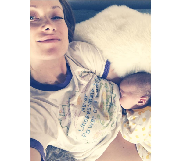 A atriz Olivia Wilde com a filha recém-nascida (Foto: Instagram)