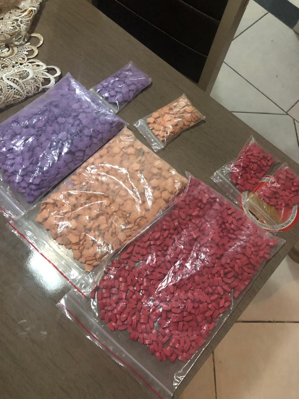 Drogas apreendidas com suspeitos de revender ecstasy em festas raves no DF — Foto: PCDF/Divulgação