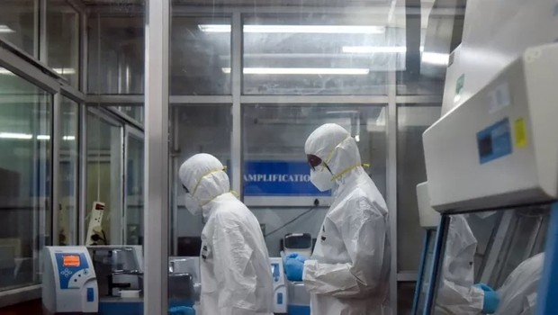 Profissionais de laboratório analisam amostras do vírus monkeypox (Foto: EPA-EFE/REX/SHUTTERSTOCK via BBC)