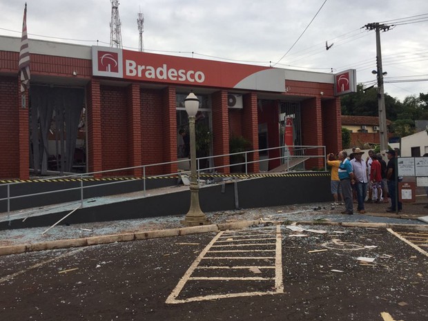 Agências bancárias foram destruídas em Iepê (Foto: David de Tarso/ TV Fronteira)