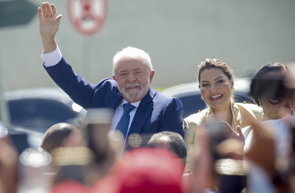 Lula desfila em carro aberto antes da cerimônia de posse, em Brasília, neste domingo (1º) — Foto: Gustavo Moreno/AP