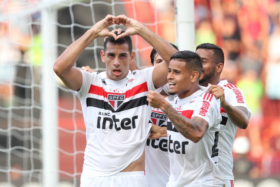 Diego Souza comemora gol do São Paulo contra o Sport (Foto: Marlon Costa/Futura Press)