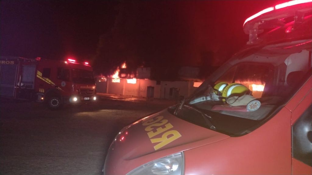 Bombeiros combatem incêndio que atingiu alojamentos de funcionários de frigorífico em MT 