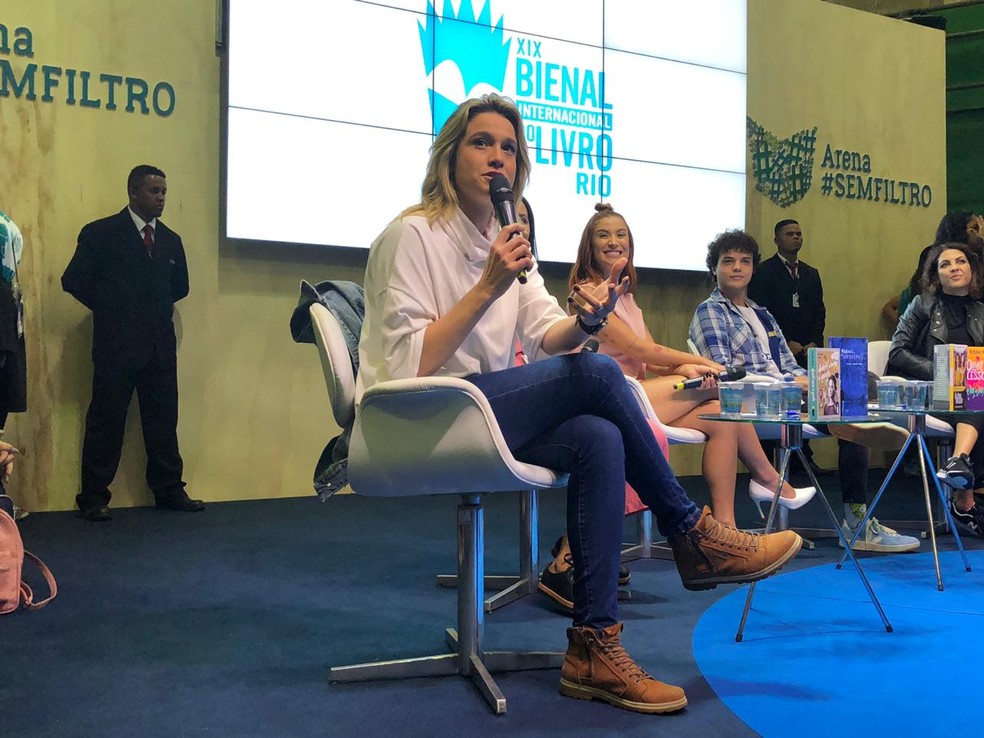 Fernanda Gentil fala durante a Bienal do Rio 2019 — Foto: Carlos Brito/G1