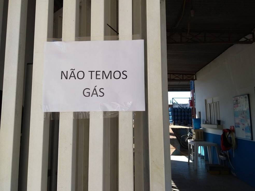 Cartaz aponta falta de gás em Vilhena (Foto: Jonatas Boni/G1)
