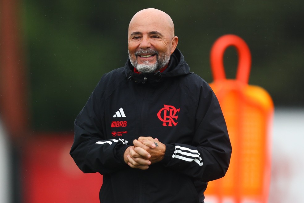 Jorge Sampaoli sorri em treinamento do Flamengo — Foto: Gilvan de Souza/Flamengo