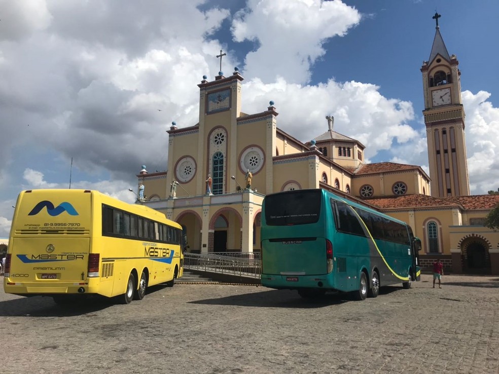 Ônibus de romeiros chegam à cidade  (Foto: Edson Freitas/TV Verdes Mares)