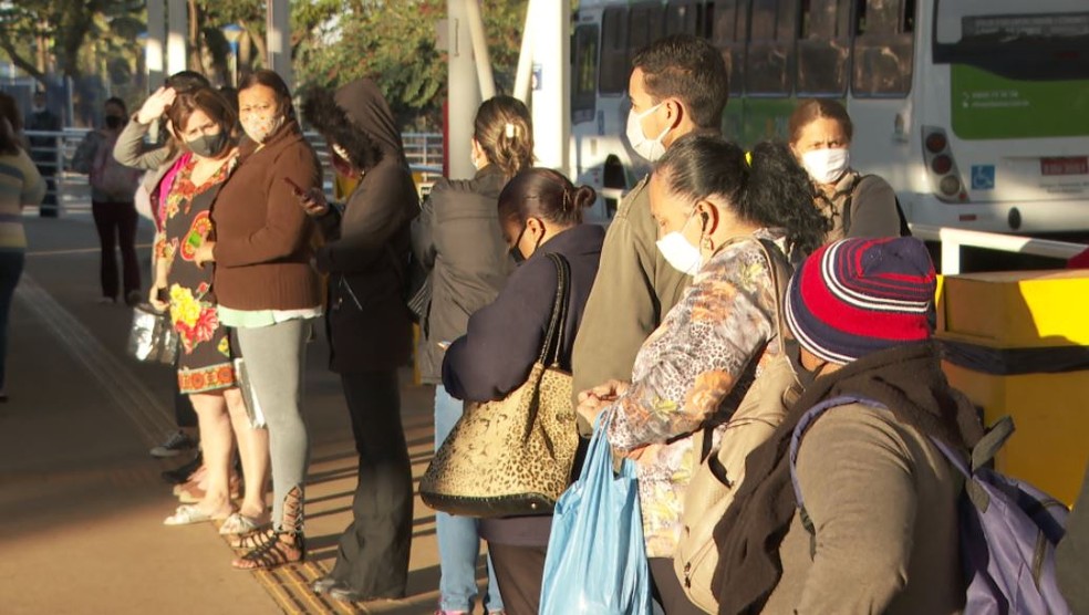 Passageiros à espera de ônibus em Ribeirão Preto (SP) — Foto: Reprodução/EPTV