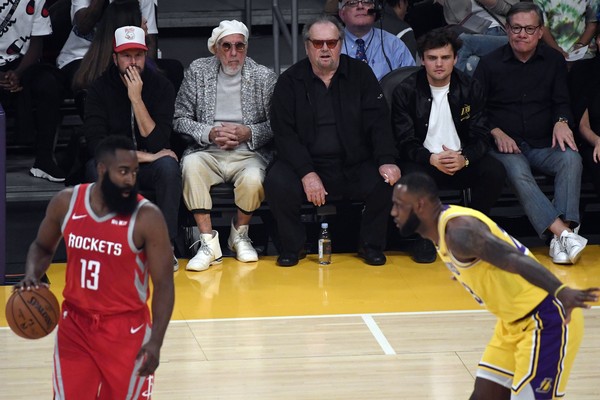 O ator Jack Nicholson assistindo ao jogo do Los Angeles Lakers contra o Houston Rockets na companhia do filho caçula (Foto: Getty Images)