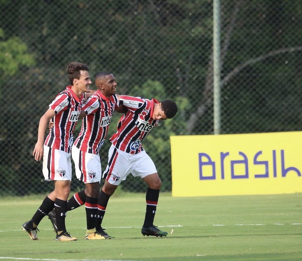 Igor Gomes, Toró e Gabriel Sara em jogo da base do São Paulo — Foto: Divulgação