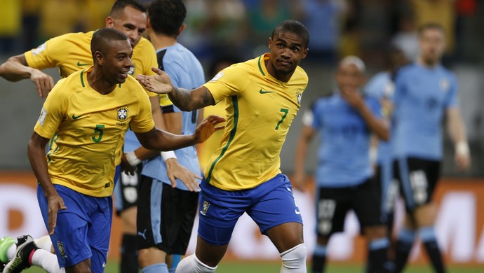 Douglas Costa comemora gol Brasil x Uruguai seguido por Fernandinho e Renato Augusto (Foto: AP Photo/Leo Correa)