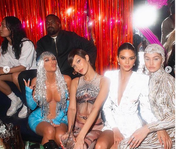 A socialite Kim Kardashian com seu vestido de látex (Foto: Instagram)