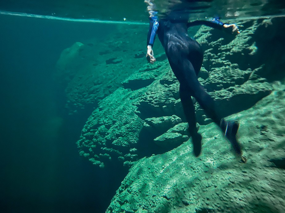 Flutuação no Abismo Anhumas com floresta submersa de cones de calcário