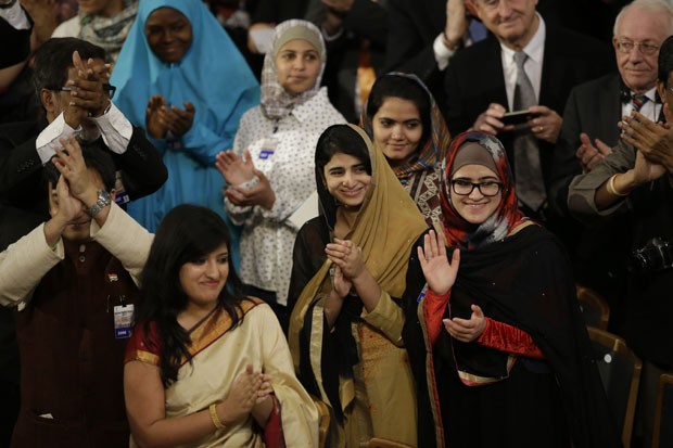 Amigas de Malala Yousafzai aplaudem a jovem paquistanesa durante cerimônia do Nobel da Paz nesta quarta-feira (10) (Foto: Matt Dunham/AP)
