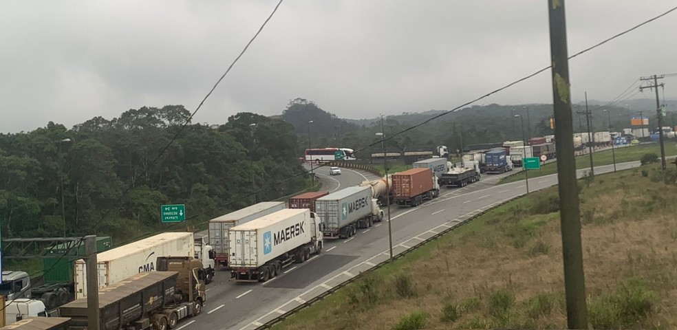 Acidente na rodovia Anchieta, SP, gera congestionamento sentido litoral de São Paulo — Foto: Nicole Leslie/g1