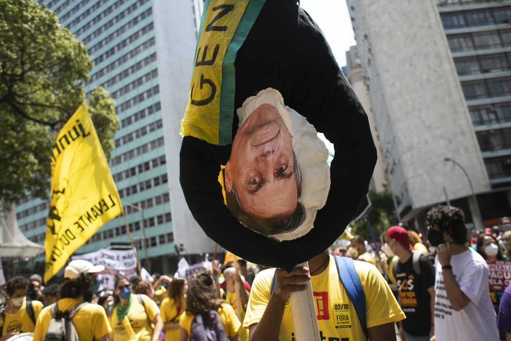 Rio de Janeiro - Manifestantes participam de protesto contra o governo do presidente Jair Bolsonaro, neste sábado (2) — Foto: Bruna Prado/AP