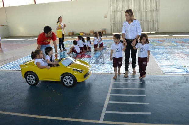 Alunos aprendem educação de trânsito em Cacoal, RO (Foto: Magda Oliveira/G1)