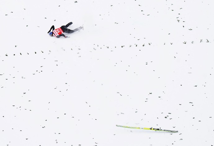 Thomas Morgenstern sofre queda no esqui na Alemanha (Foto: AP)