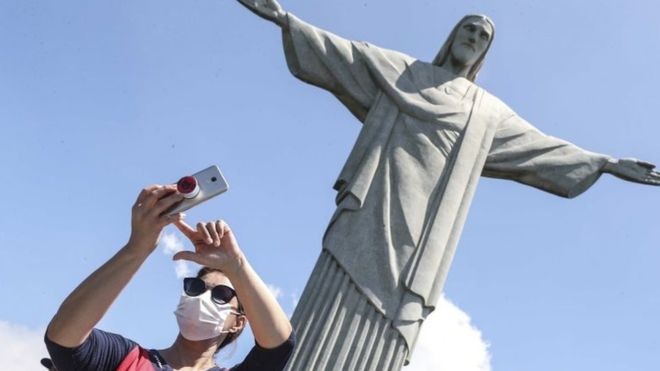 BBC: Cidades do Rio de Janeiro e São Paulo têm dois casos confirmados cada de transmissão comunitária (Foto: EPA)