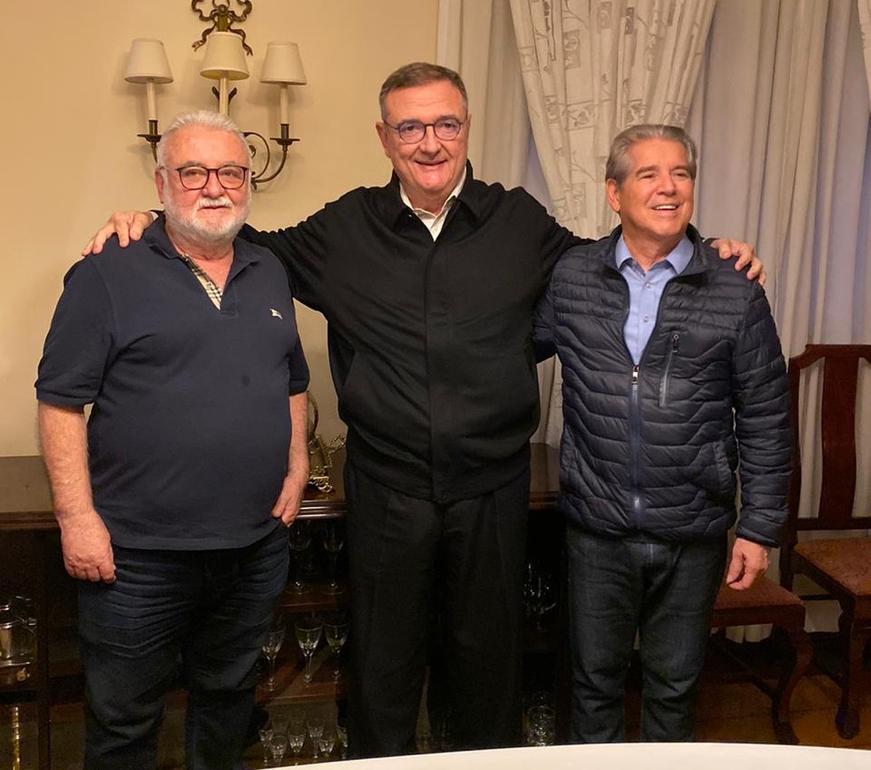 ...e em 2020, ao lado de Mário Gobbi, agora candidato da oposição, e Citadini — Foto: Reprodução