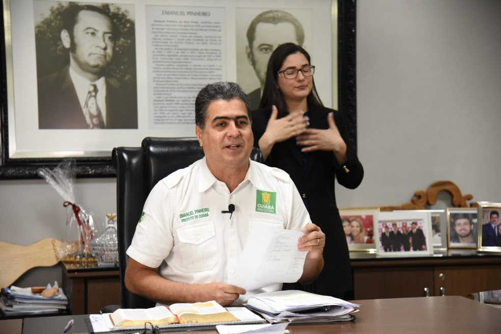 Emanuel Pinheiro anuncia instalação de tapumes estilizados no entorno da Ilha da Banana — Foto: Gustavo Duarte/Secom