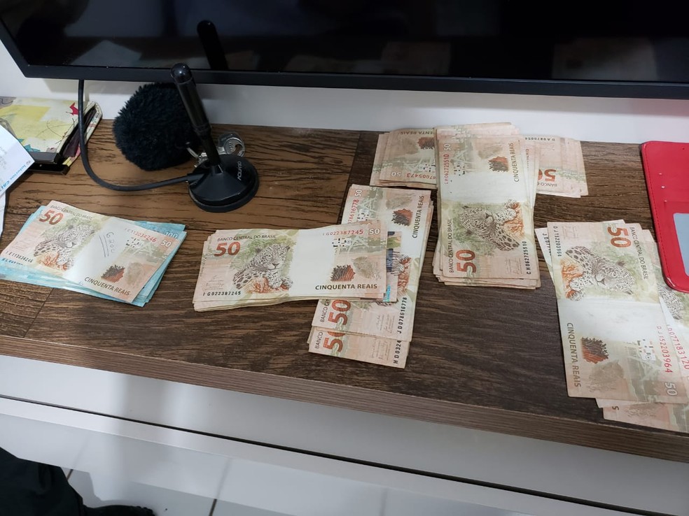 Dinheiro apreendido durante operação da PF contra fraudes no auxílio emergencial em 14 estados  — Foto: Divulgação/PF