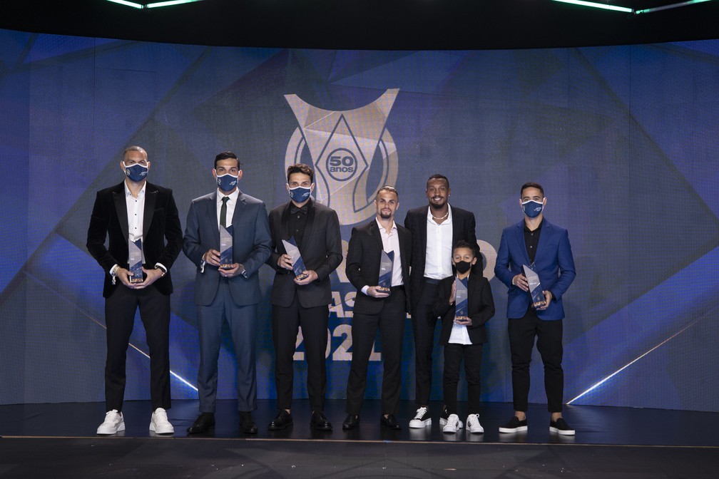 Parte da seleção do Brasileirão, sem os jogadores do Atlético-MG: Weverton, Gustavo Gómez, Raphael Veiga, Michael, Edenílson e Yago Pikachu — Foto: Lucas Figueiredo/CBF