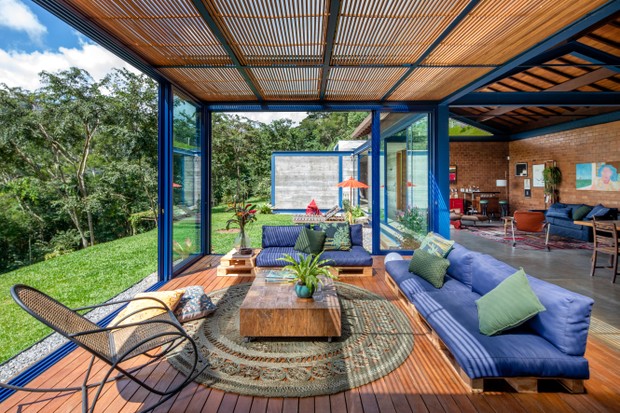 Casa de campo com estilo contemporâneo e formato de galpão industrial (Foto: André Nazareth)