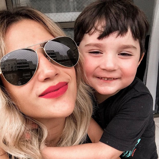 Jéssica Beatriz com o filho Noah (Foto: Reprodução/Instagram)