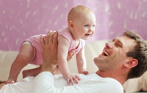 pai; bebê; brincadeira; diversão (Foto: Shutterstock)