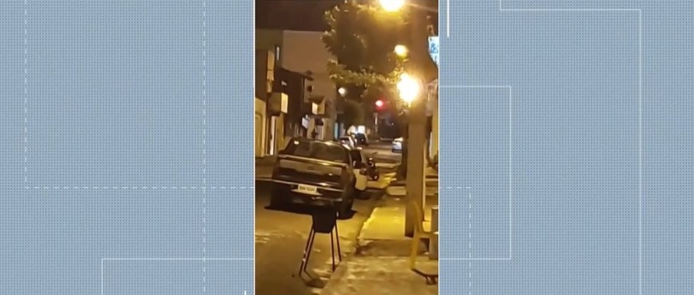 Criminosos tentam assaltar agncia bancria e fazem refns em Valena do Piau — Foto: Reproduo/TV Clube