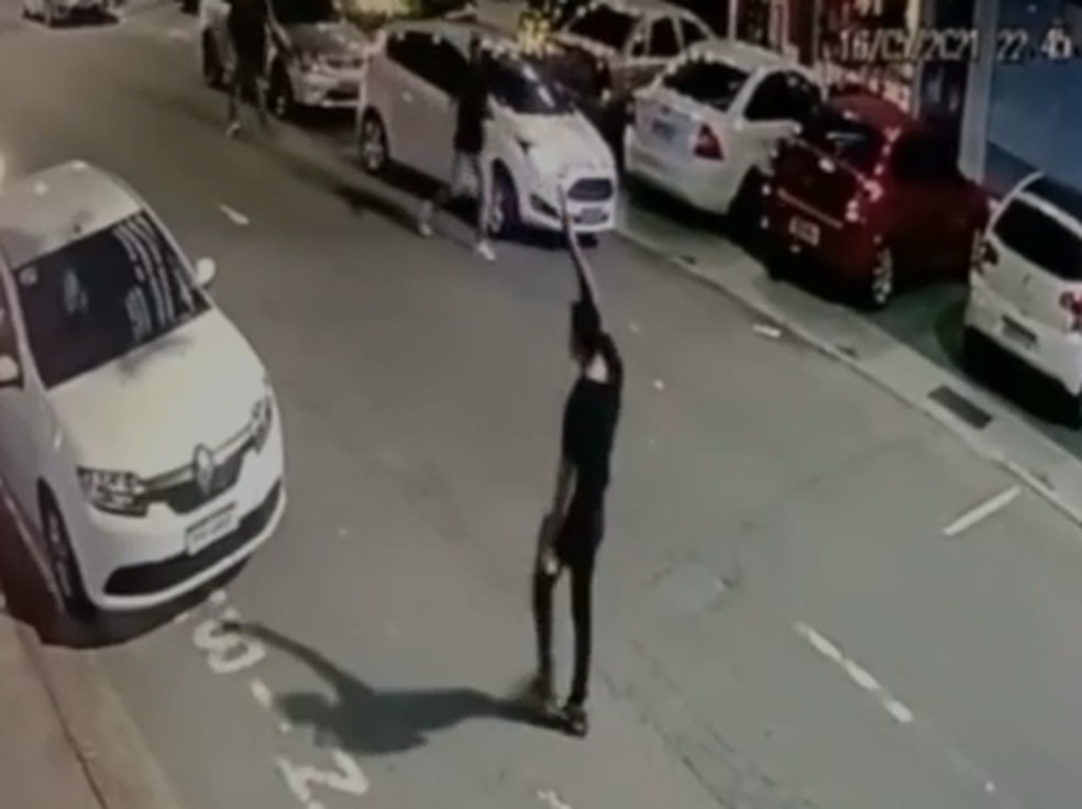 Câmeras flagraram o momento em que homem dispara para o alto na rua — Foto: Reprodução/NSC TV