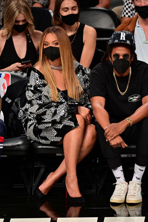 NEW YORK, NEW YORK - JUNE 05:  Beyonce and Jay-Z attend Brooklyn Nets v Milwaukee Bucks game at Barclays Center of Brooklyn on June 05, 2021 in New York City. (Photo by James Devaney/Getty Images) (Foto: Getty Images)